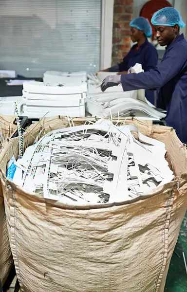 Trabalhadores Trituração Impressão Com Papel Saco Documentos Para Distribuição Mídia — Fotografia de Stock