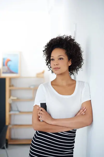 商业女性 有自信的思考和想法 在办公室里进行人力资源交流 专业工作者或年轻人交叉双臂 通过电话或手机与她的职业愿景 — 图库照片