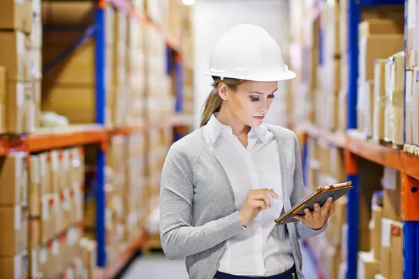 Tablet Inspector Woman Warehouse Safety Shipping Delivery Product Stock Factory — Stock Photo, Image