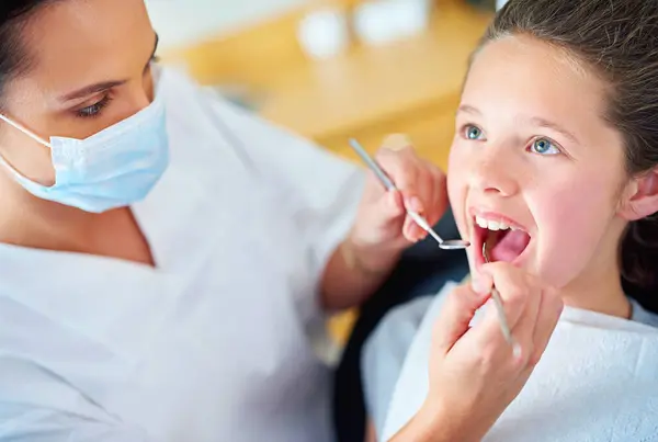 Vrouw Tandarts Kind Voor Gezonde Tanden Overleg Afspraak Voor Tandheelkundige — Stockfoto