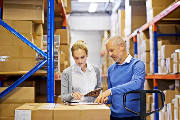 Tecnologia Checklist Uomini Affari Nel Magazzino Distribuzione Logistica Supply Chain — Foto Stock