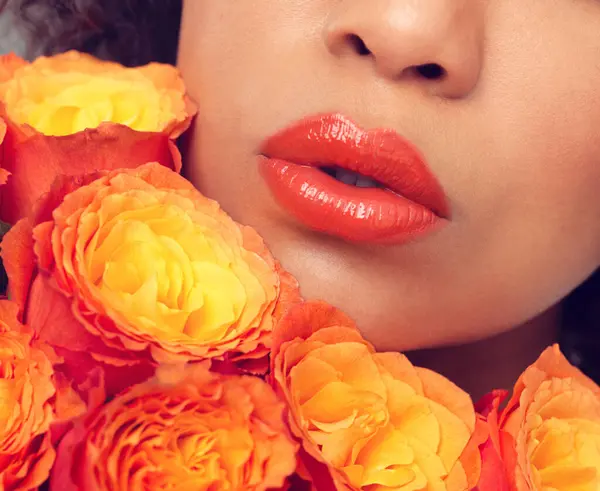 Lippen Macro Vrouw Met Bloemen Planten Boeket Voor Geur Geur — Stockfoto