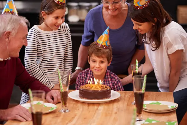 生日蛋糕和男孩 父母和祖父母的微笑 还有青春和蜡烛 孩子和甜点与孩子们在一起 庆祝与活动食品和宴会帽在一起吃饭 — 图库照片