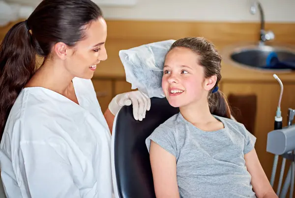 Úsměv Zubař Žena Dítětem Konzultaci Pro Zdravotní Wellness Ortodoncie Klinice — Stock fotografie