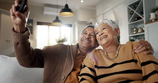 Senior Couple Selfie Smile Sofa Hug Bonding Love Support Relax — Stock Photo, Image