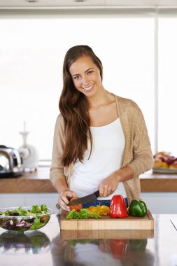 Kadın, mutfak ve sebzeler portre, diyet ve yemek hazırlamak için. Kadın, ev ve taze salata veya vejetaryen yemeği, organik malzemeler ve kesim yeşili..