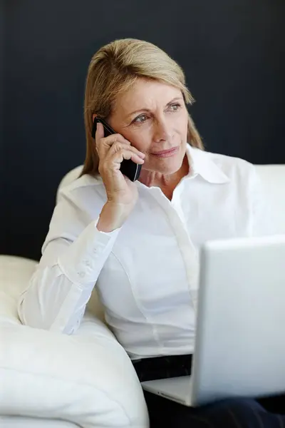 Mature Businesswoman Phone Call Networking Deal Home Speaking B2B Communication — Stock Photo, Image
