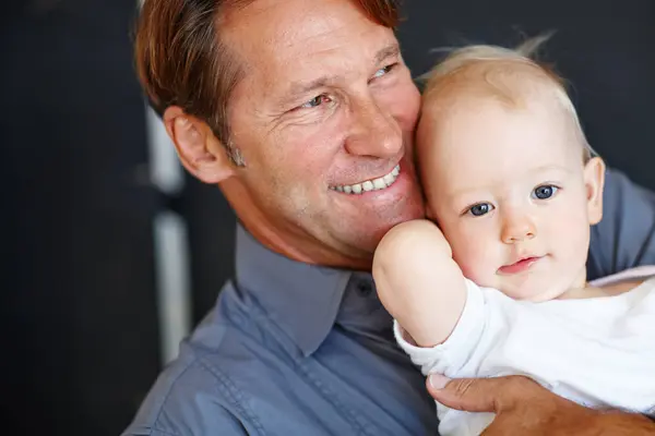 Rakkaus Hymy Muotokuva Miehen Vauvan Hoitoon Turvallisuuteen Lapsuuden Kehitykseen Isien — kuvapankkivalokuva