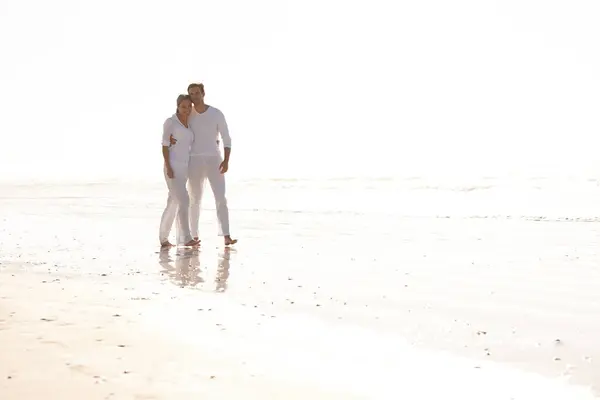 Casal Feliz Abraço Caminhar Com Praia Por Amor Abraço Dia — Fotografia de Stock
