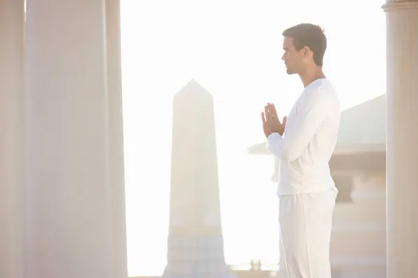 Man Zon Meditatie Voor Yoga Outdoor Zen Wellness Met Gebedshanden — Stockfoto