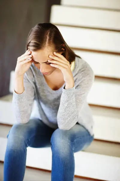 ストレス および家の女性は 燃え尽き うつ病または精神的健康 危機または災害を抱えています 片頭痛 または脳の霧や間違いに圧倒された階段 垂直またはめまいの女性 — ストック写真