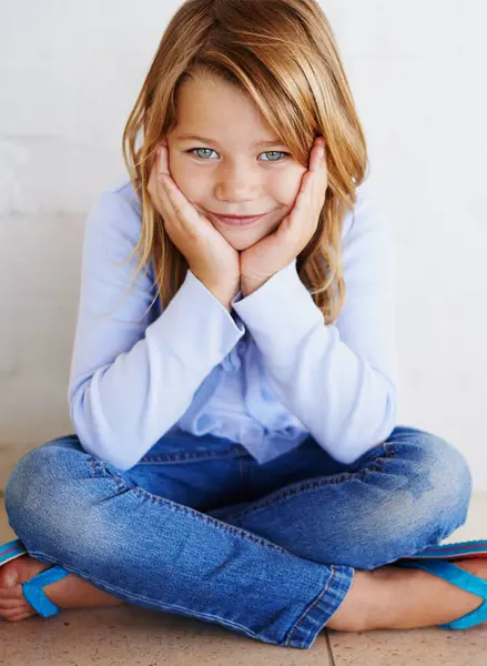 Portrait Enfants Fille Dans Maison Heureux Calme Froid Sur Plancher — Photo