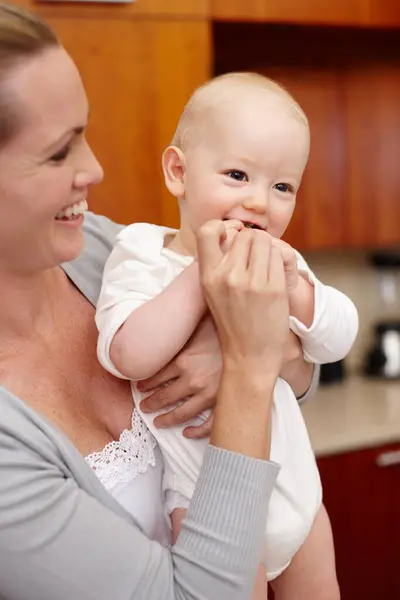 Onnellinen Äiti Vauva Keittiössä Rakkautta Lapsen Kehitystä Sitoutumista Varten Kotona — kuvapankkivalokuva