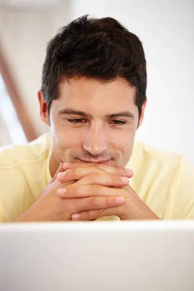 笔记本电脑和在线阅读业务评论 作为创业 交易或连接的财务顾问 为创业者 网络或研究人员提供办公室中的男性 微笑和好消息电子邮件 — 图库照片