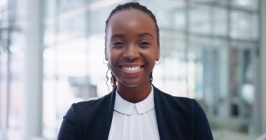 Portre, kurumsal ve Afrikalı kadın ofiste gülümseyen, çalışan ve çalışanlar iş yerinde ya da şirkette. Başlangıçta iş yatırımı için mutlu olan profesyonel, muhasebeci ve kadın..
