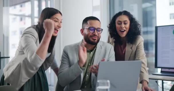 Glückliche Geschäftsleute Und High Five Mit Laptop Für Erfolg Teamwork — Stockvideo