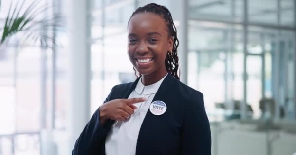 Stemme Badge Ansigt Sort Kvinde Peger Politik Valg Eller Patriotiske – Stock-video
