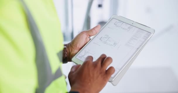 Építész Kéz Tabletta Tervrajzzal Épület Felújításához Projekttervezéshez Vagy Technológiához Építési — Stock videók