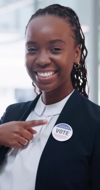 黑人妇女指向选举 投票或选择的政治 徽章和面孔 具有登记 民主党派和支持变革按钮的垂直 幸福和肖像女性 — 图库视频影像