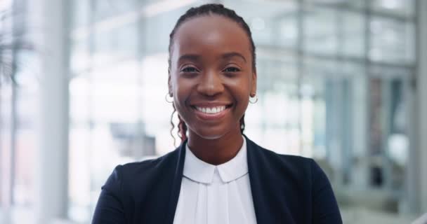 Retrato Mulher Corporativa Africana Com Sorriso Escritório Funcionário Funcionários Local — Vídeo de Stock