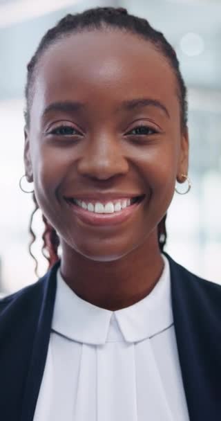 Lach Zaken Gezicht Van Zwarte Vrouw Het Kantoor Met Vertrouwen — Stockvideo