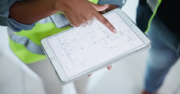 Arquitecto Mano Tableta Con Plano Con Trabajo Equipo Para Construcción — Vídeos de Stock
