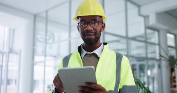 Muž Tvář Tablet Jako Architekt Pro Stavebnictví Kanceláři Pro Rekonstrukci — Stock video
