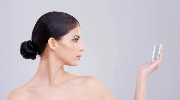 Donna Bellezza Cosmetica Con Specchio Compatto Sicurezza Orgoglio Dermatologia Pelle — Foto Stock
