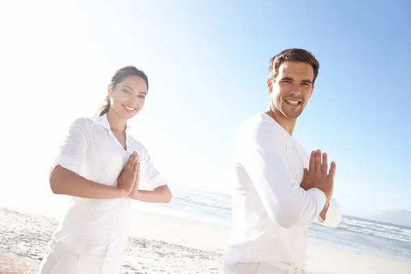 Portret Gebedshouding Koppel Het Strand Voor Yoga Retraite Met Glimlach — Stockfoto