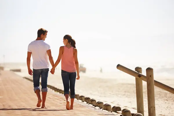 Man Kvinna Och Hålla Hand För Promenad Vid Havet Baksida — Stockfoto