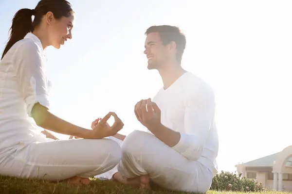 Gelukkig Paar Ogen Gesloten Mindfulness Meditatie Zen Oefening Als Geestelijke — Stockfoto