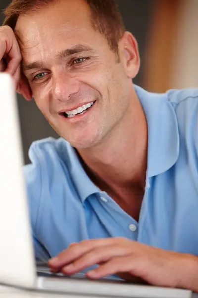 Muž Šťastný Notebook Doma Pro Práci Nebo Propojení Odlehlou Práci — Stock fotografie