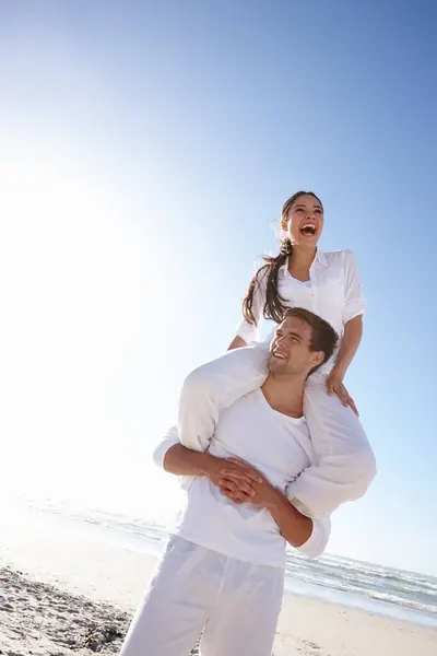 Happy Couple Beach Piggyback Blue Sky Love Valentines Day Summer — Stock Photo, Image