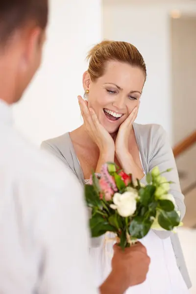 Wow Verrassing Vrouw Met Bloemen Voor Bruiloft Huwelijk Liefde Met — Stockfoto