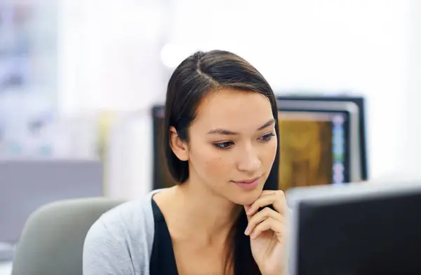 Professional Woman Thinking Computer Desk Office Workplace Website Design Content — Stock Photo, Image