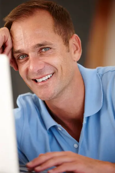 Man Portret Laptop Huis Voor Werk Netwerken Met Baan Afstand — Stockfoto