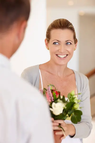 Χαμογελάστε Ευτυχισμένη Και Γυναίκα Λουλούδια Για Γάμο Γάμο Και Την — Φωτογραφία Αρχείου