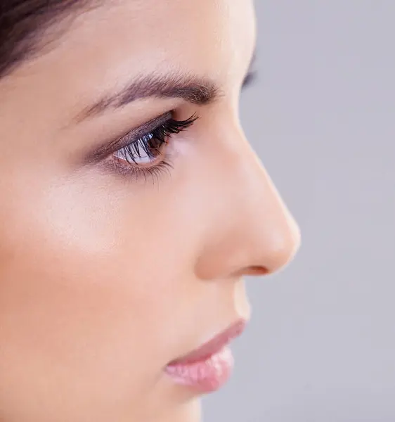 Wanita Makeup Dan Mata Kosmetik Studio Untuk Transformasi Skincare Kepercayaan — Stok Foto