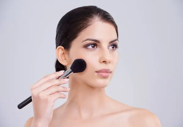 Cepillo Mujer Maquillaje Aplicación Estudio Para Rubor Belleza Cosméticos Fondo —  Fotos de Stock