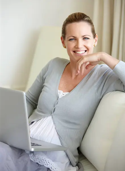 Strona Główna Portret Kobieta Laptopem Kanapie Łącznością Internet Sprawdzanie Mail — Zdjęcie stockowe