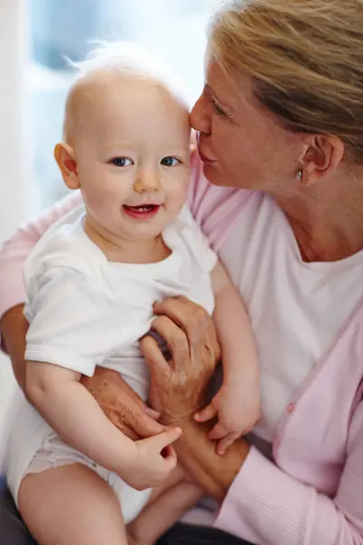 Happy Baby Oma Kussen Portret Met Liefde Voor Familie Verbondenheid — Stockfoto
