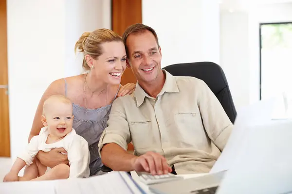 Föräldrar Baby Och Laptop För Hembudget Planering Och Nöjd Med — Stockfoto