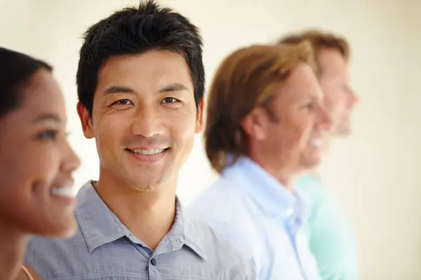 Asiatischer Mann Diversität Und Mitarbeiter Reih Und Glied Mit Lächeln — Stockfoto