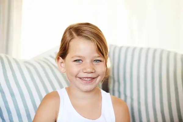 Πορτρέτο Χαμόγελο Και Κορίτσι Παιδί Στο Σπίτι Στον Καναπέ Και — Φωτογραφία Αρχείου