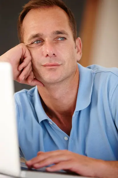 Homem Laptop Pensar Negócios Problema Pergunta Para Procurar Internet Solução — Fotografia de Stock