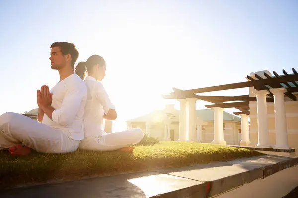 Gras Gebed Pose Paar Yoga Retraite Met Evenwicht Rust Ontspanning — Stockfoto