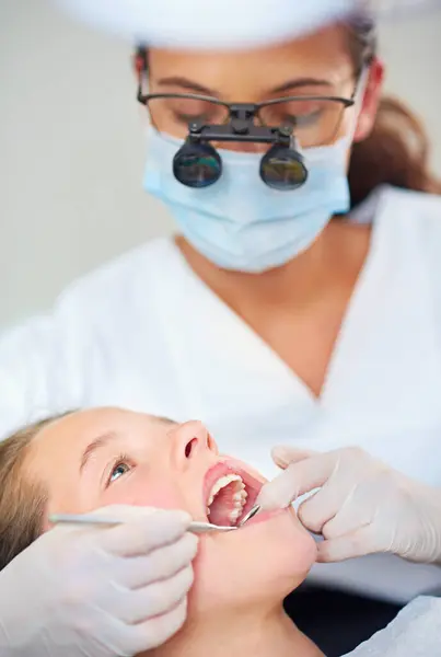 Девочка Ребенок Рот Осмотра Стоматолога Здравоохранения Зубным Зеркалом Крупным Планом — стоковое фото