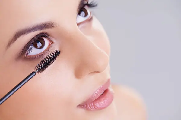 Occhi Mascara Pennello Con Donna Bellezza Ciglia Cosmetologia Sfondo Bianco — Foto Stock