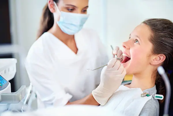 Meisje Kind Tandheelkundige Inspectie Bij Tandarts Met Gezondheidszorg Tool Overleg — Stockfoto