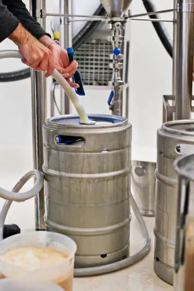 Пивоварня Бак Руки Трубою Ремісничого Пива Машині Виробництва Виробничим Процесом — стокове фото